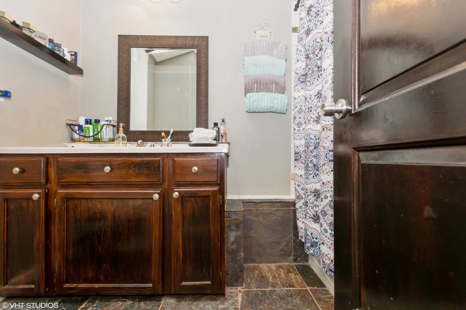 10906 Parkside Avenue Chicago Ridge, IL 60415 - Photo 7 of 15 a bathroom with a mirror and a sink