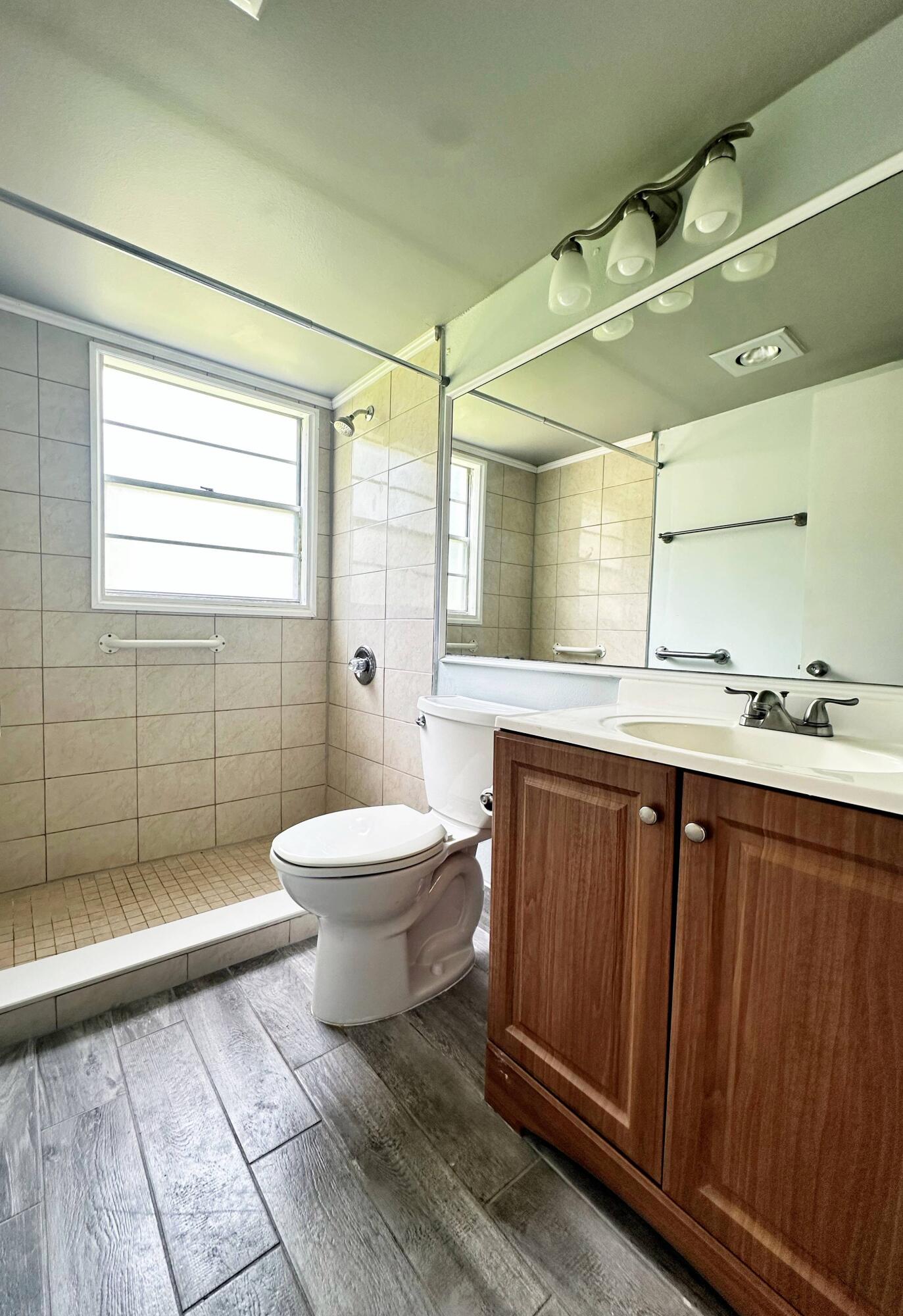 144 Mansfield D, Unit D Boca Raton, FL 33434 - Photo 5 of 14 Full Bath