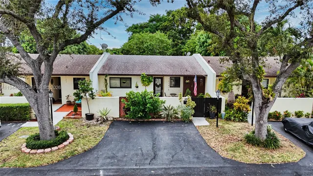 $465,000 | 13932 Kendale Lakes Drive, Miami, FL 33183