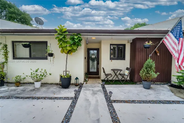 $465,000 | 13932 Kendale Lakes Drive, Miami, FL 33183