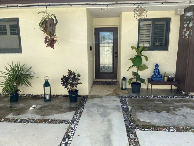 $465,000 | 13932 Kendale Lakes Drive, Miami, FL 33183