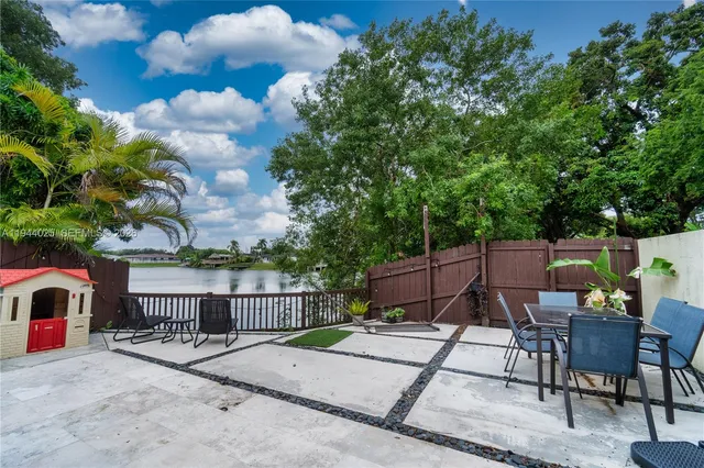$465,000 | 13932 Kendale Lakes Drive, Miami, FL 33183