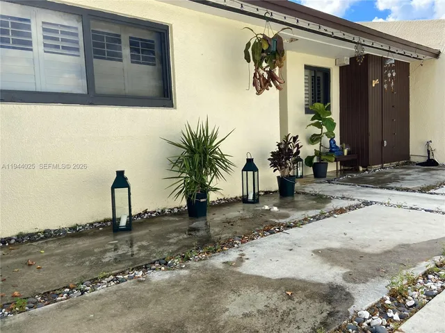 $465,000 | 13932 Kendale Lakes Drive, Miami, FL 33183