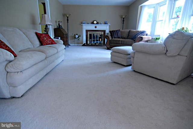 8702 Royal Ridge Lane Laurel, MD 20708 - Photo 5 of 30 Living Room