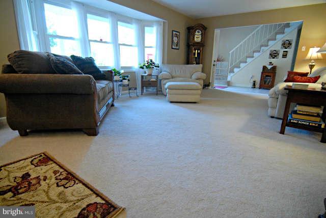 8702 Royal Ridge Lane Laurel, MD 20708 - Photo 6 of 30 Living Room