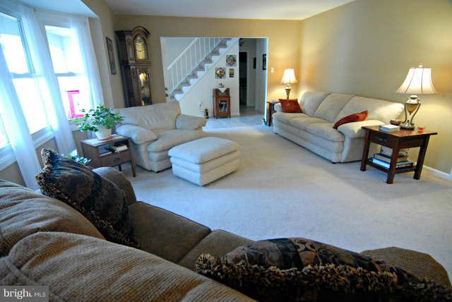 8702 Royal Ridge Lane Laurel, MD 20708 - Photo 7 of 30 Living Room