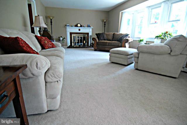 8702 Royal Ridge Lane Laurel, MD 20708 - Photo 8 of 30 Living Room