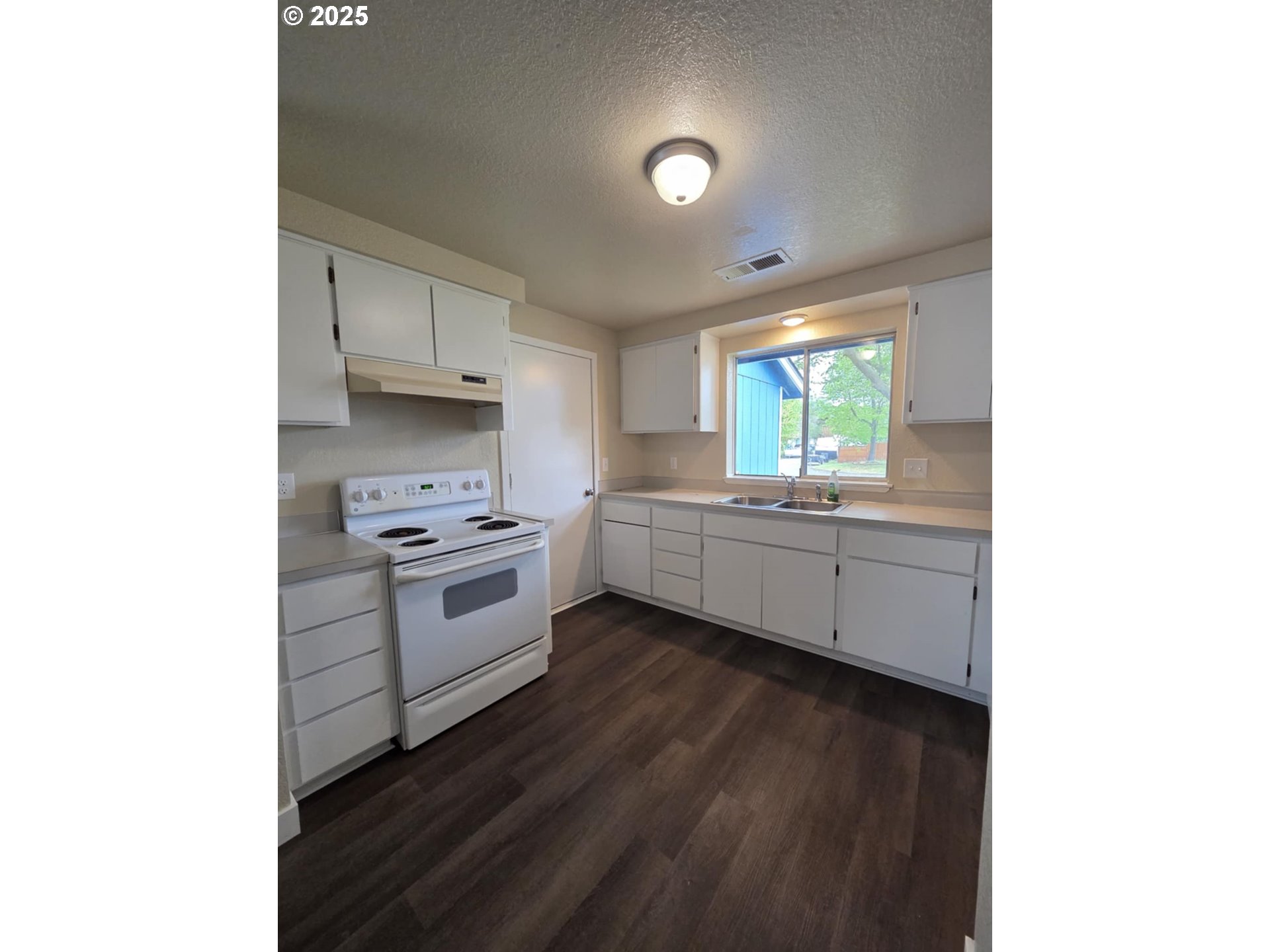 232 Columbia Loop Road Roseburg, OR 97471 - Photo 15 of 19 a kitchen with a sink cabinets and window