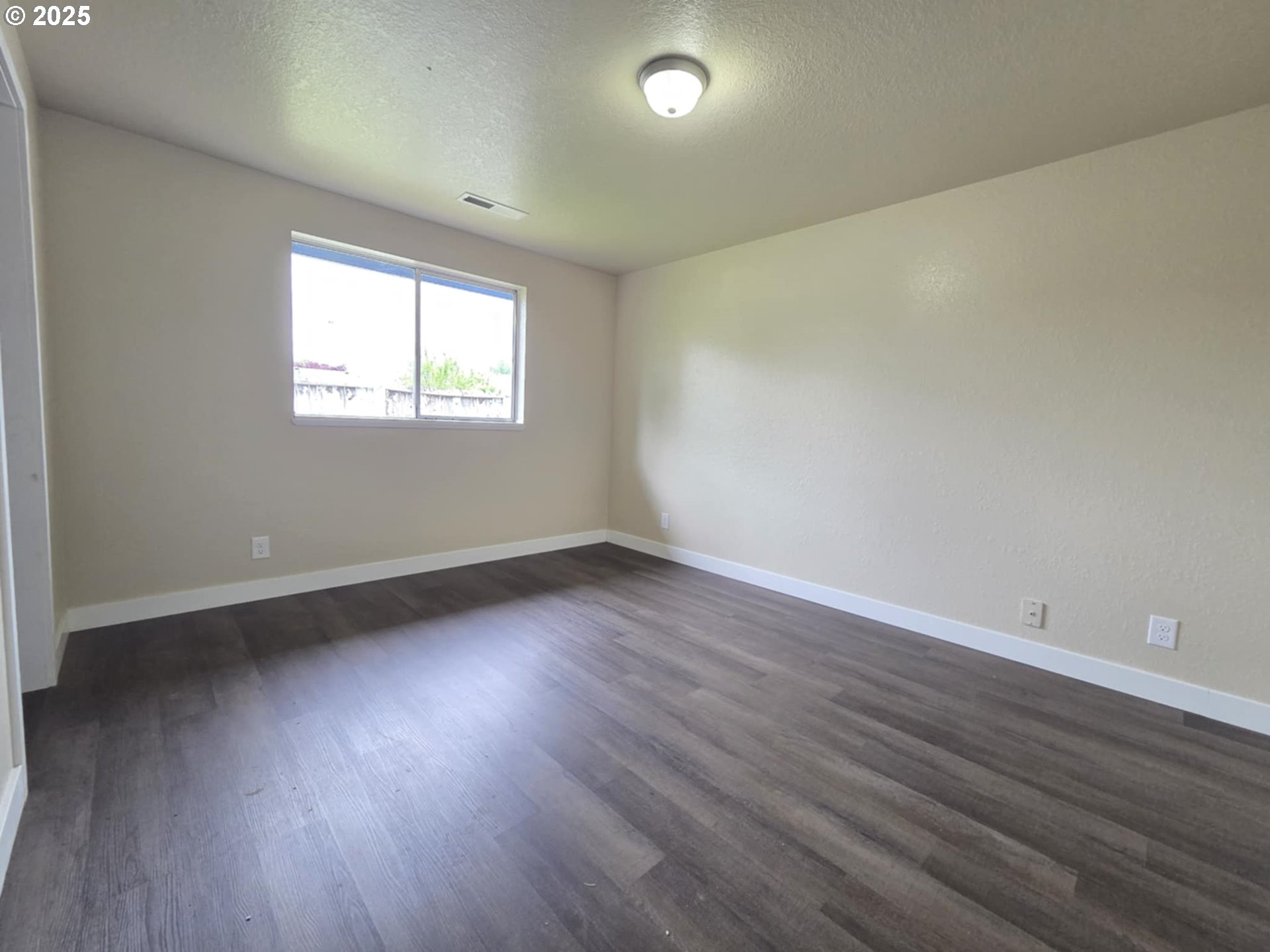 232 Columbia Loop Road Roseburg, OR 97471 - Photo 17 of 19 an empty room with wooden floor and windows