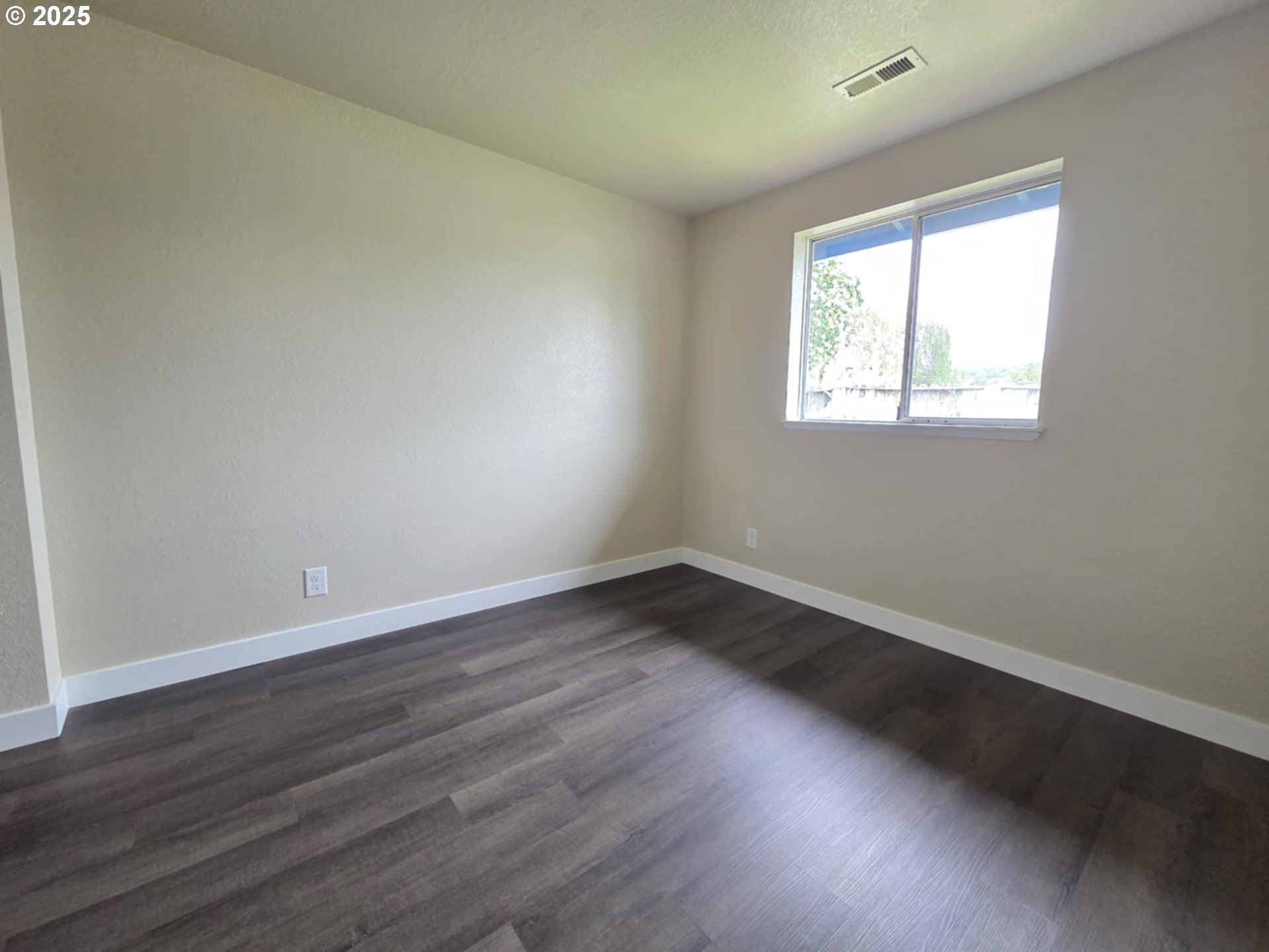 232 Columbia Loop Road Roseburg, OR 97471 - Photo 18 of 19 an empty room with wooden floor and windows