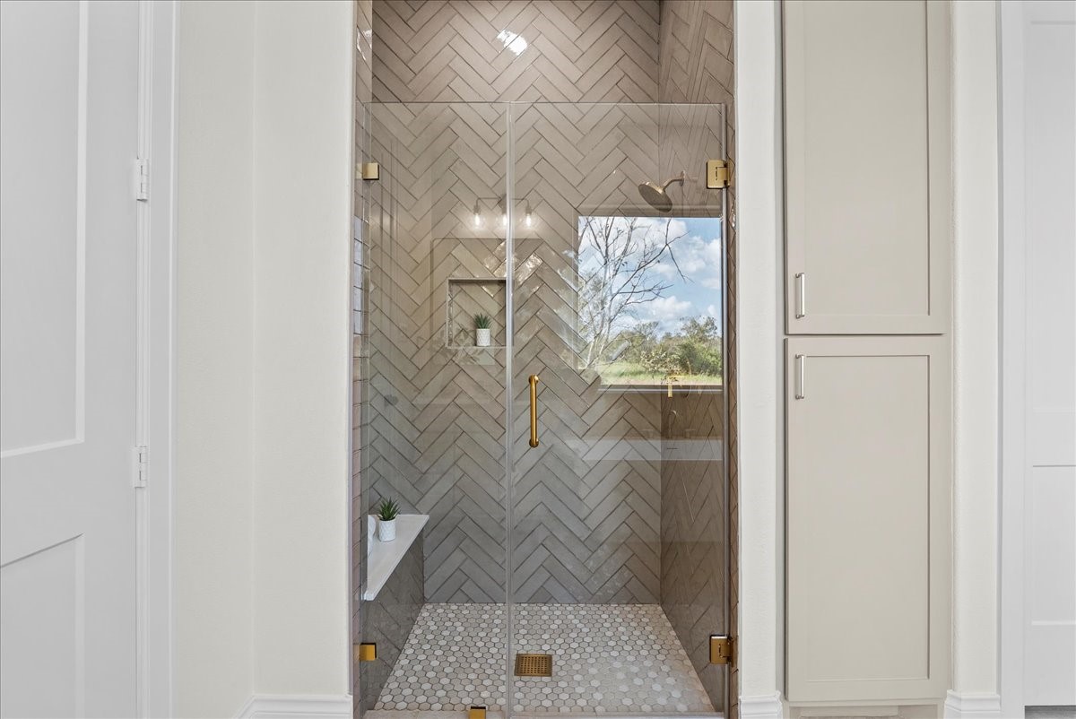 224 Cripple Creek Lane Angleton, TX 77515 - Photo 28 of 38 a bathroom with a glass shower door
