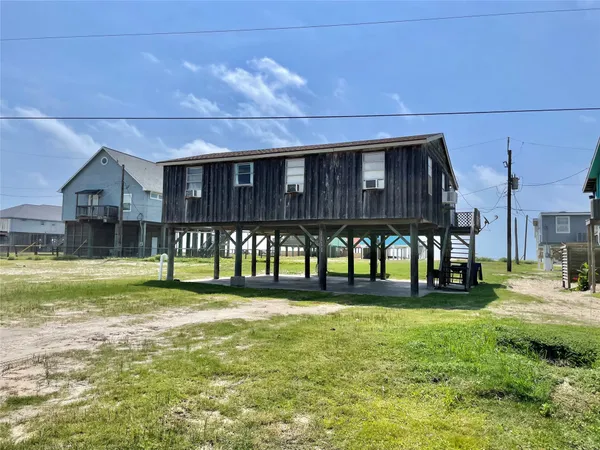 a view of front of a house with a yard