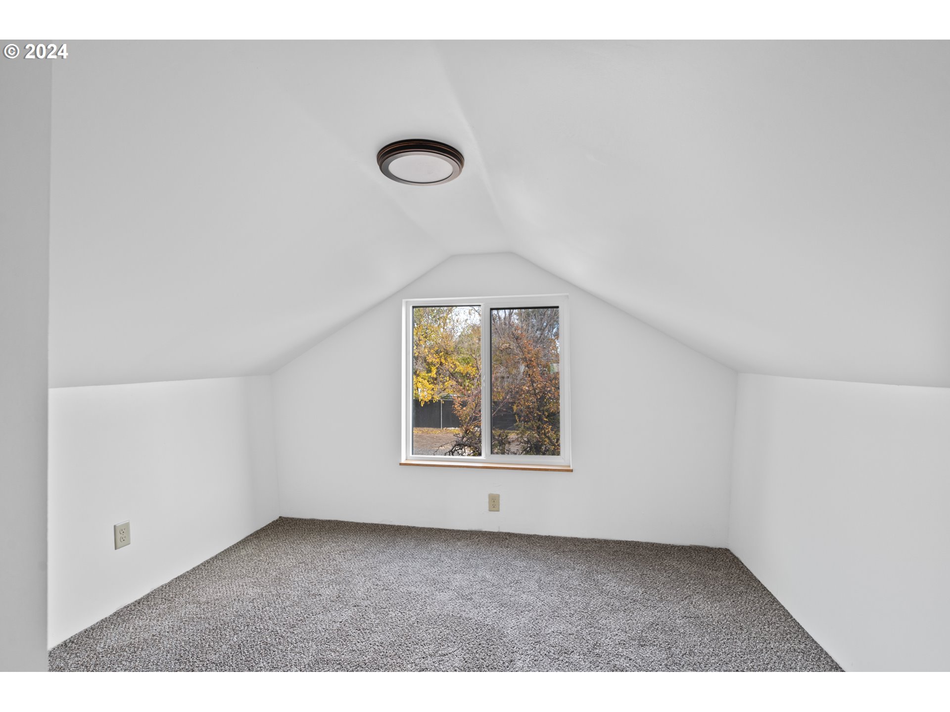 1655 Northeast 2nd Street Hermiston, OR 97838 - Photo 21 of 43 an empty room with a window