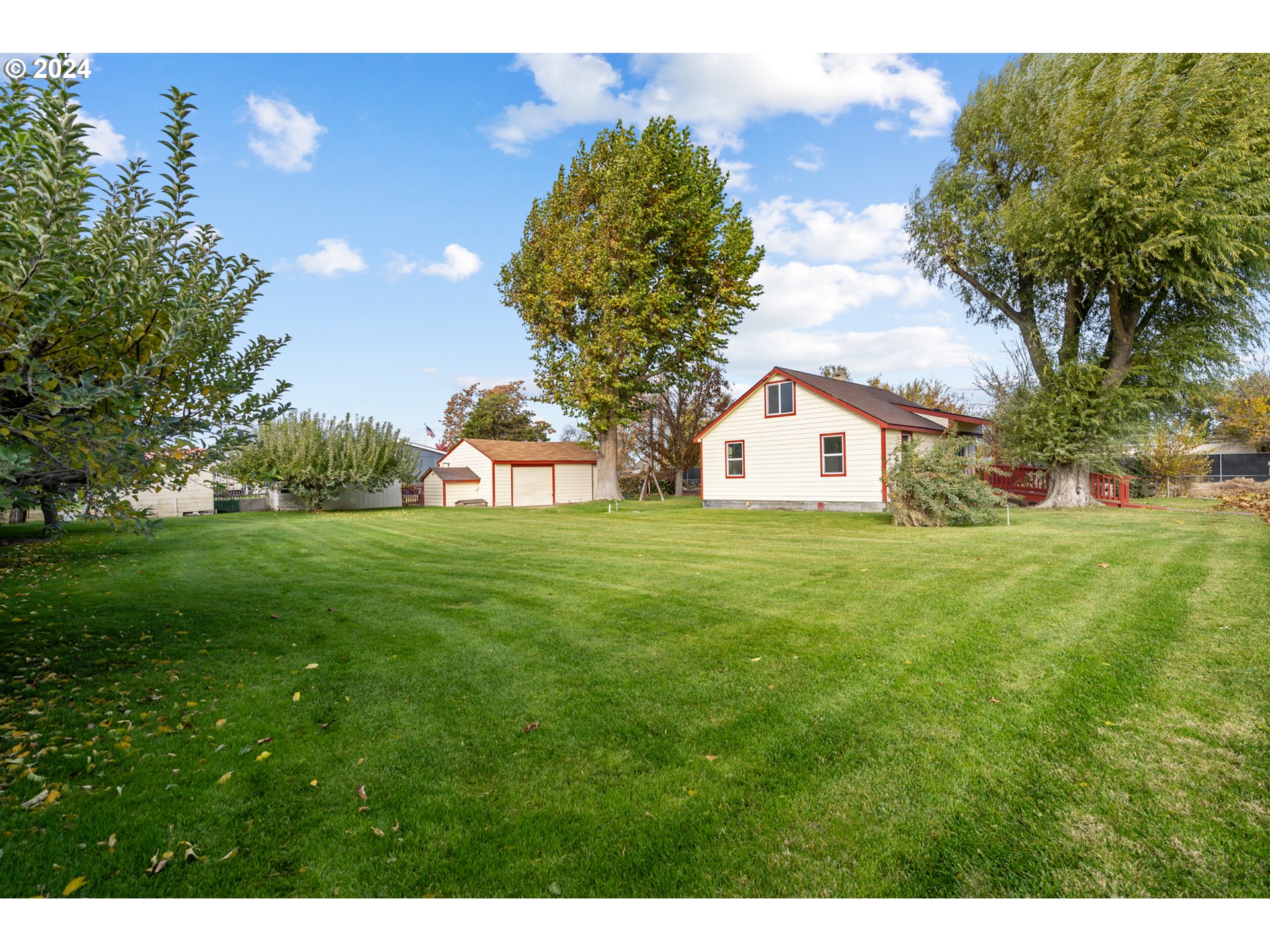 1655 Northeast 2nd Street Hermiston, OR 97838 - Photo 32 of 43 a view of a white house with a big yard