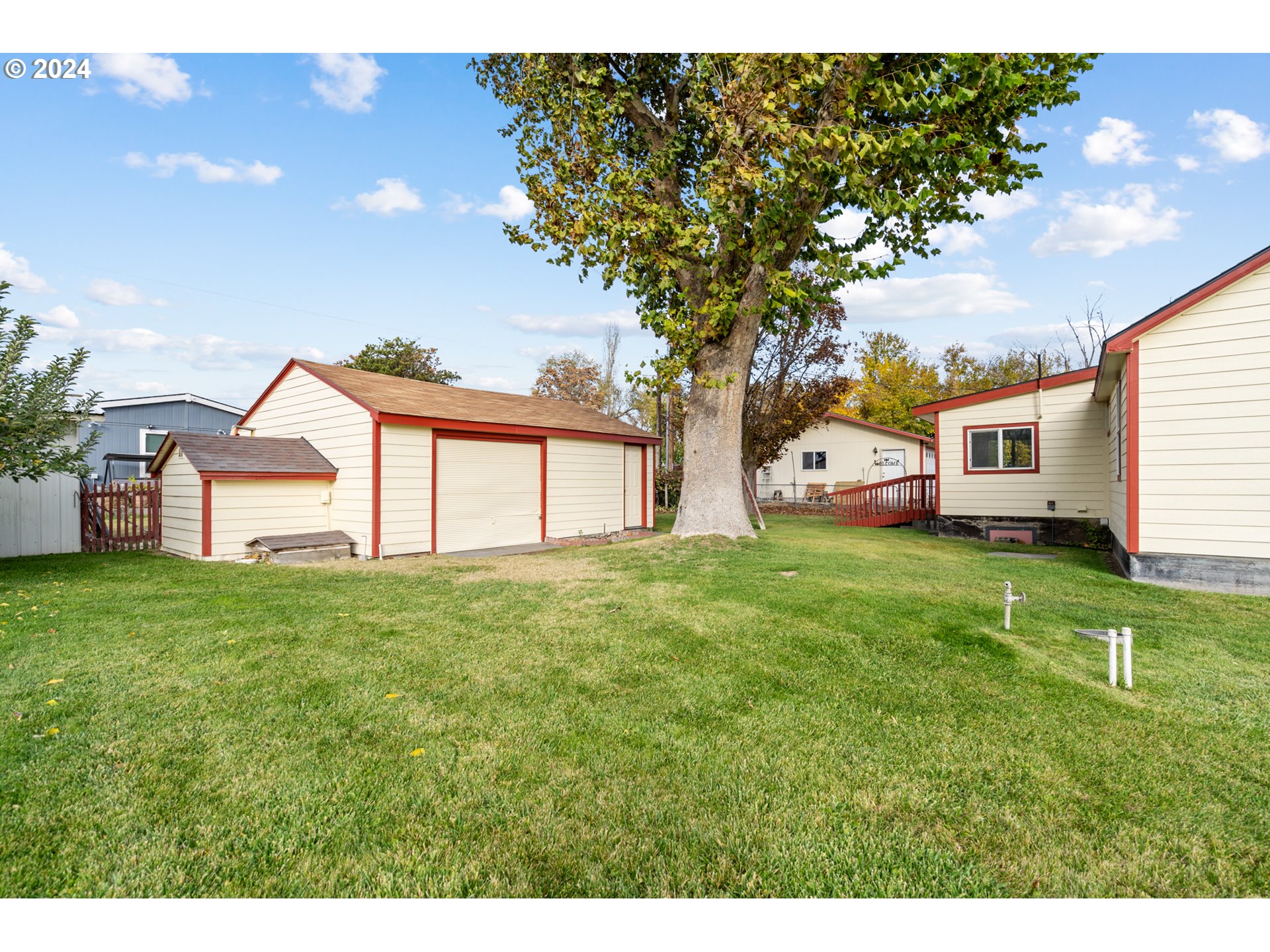 1655 Northeast 2nd Street Hermiston, OR 97838 - Photo 4 of 43 a house view with a garden space