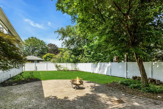 a view of a back yard