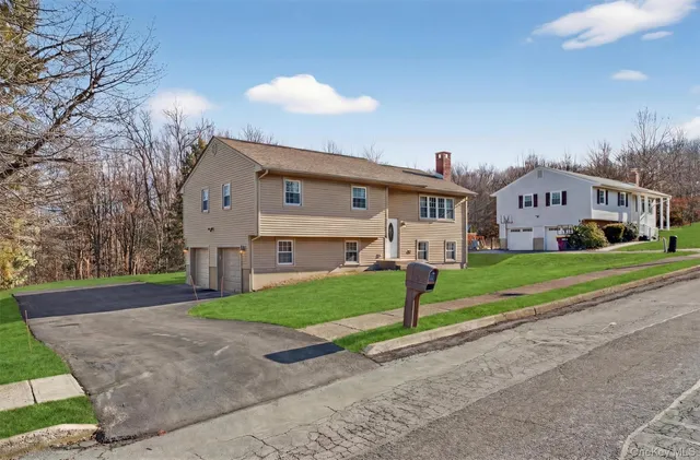 $575,000 | 11 Hilltop Lane, Warwick, NY 10990