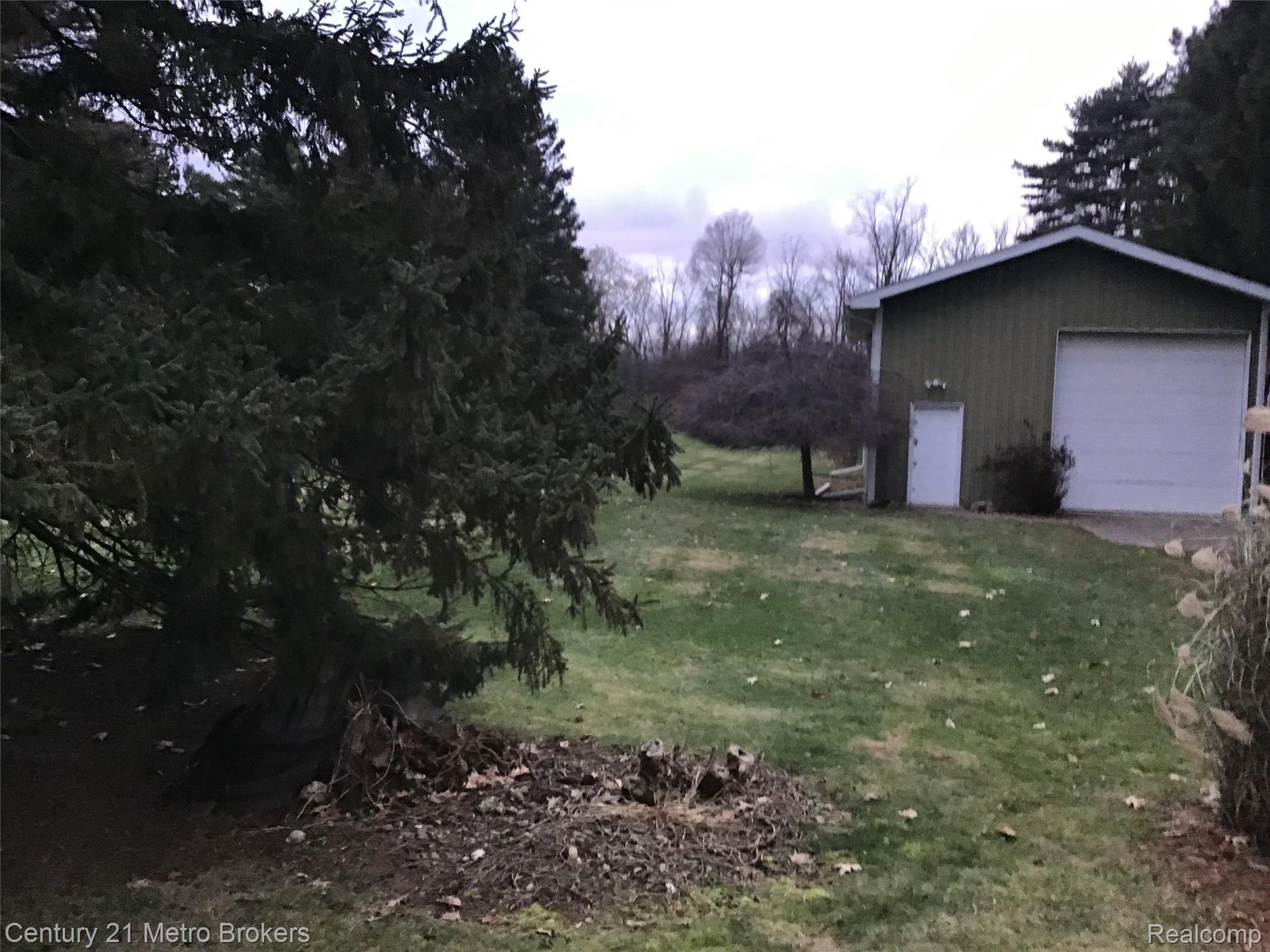 2402 Utley Road Flint, MI 48532 - Photo 38 of 40 1515230C-DD97-4D06-A469-8ECBD68BCB3B.jpeg