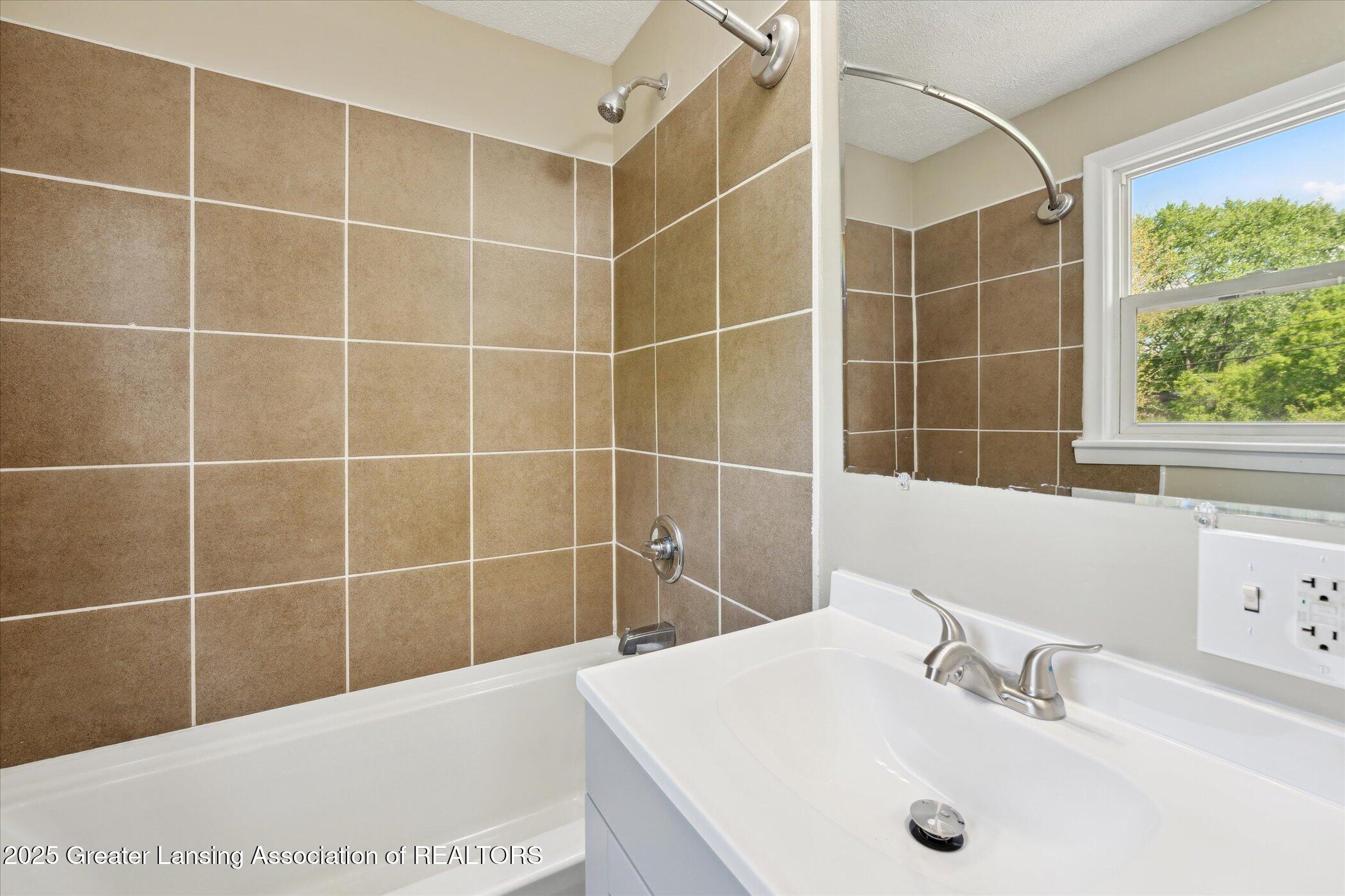 3016 West Holmes Road Lansing, MI 48911 - Photo 31 of 43 34-3016-W-Holmes-Rd-Lansing-MI-48911-Win