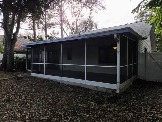 a view of a backyard