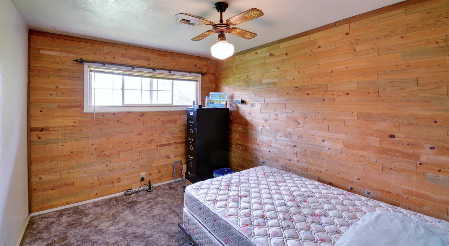 11610 Duggan Road White City, OR 97503 - Photo 14 of 28 a bedroom with a bed and a table