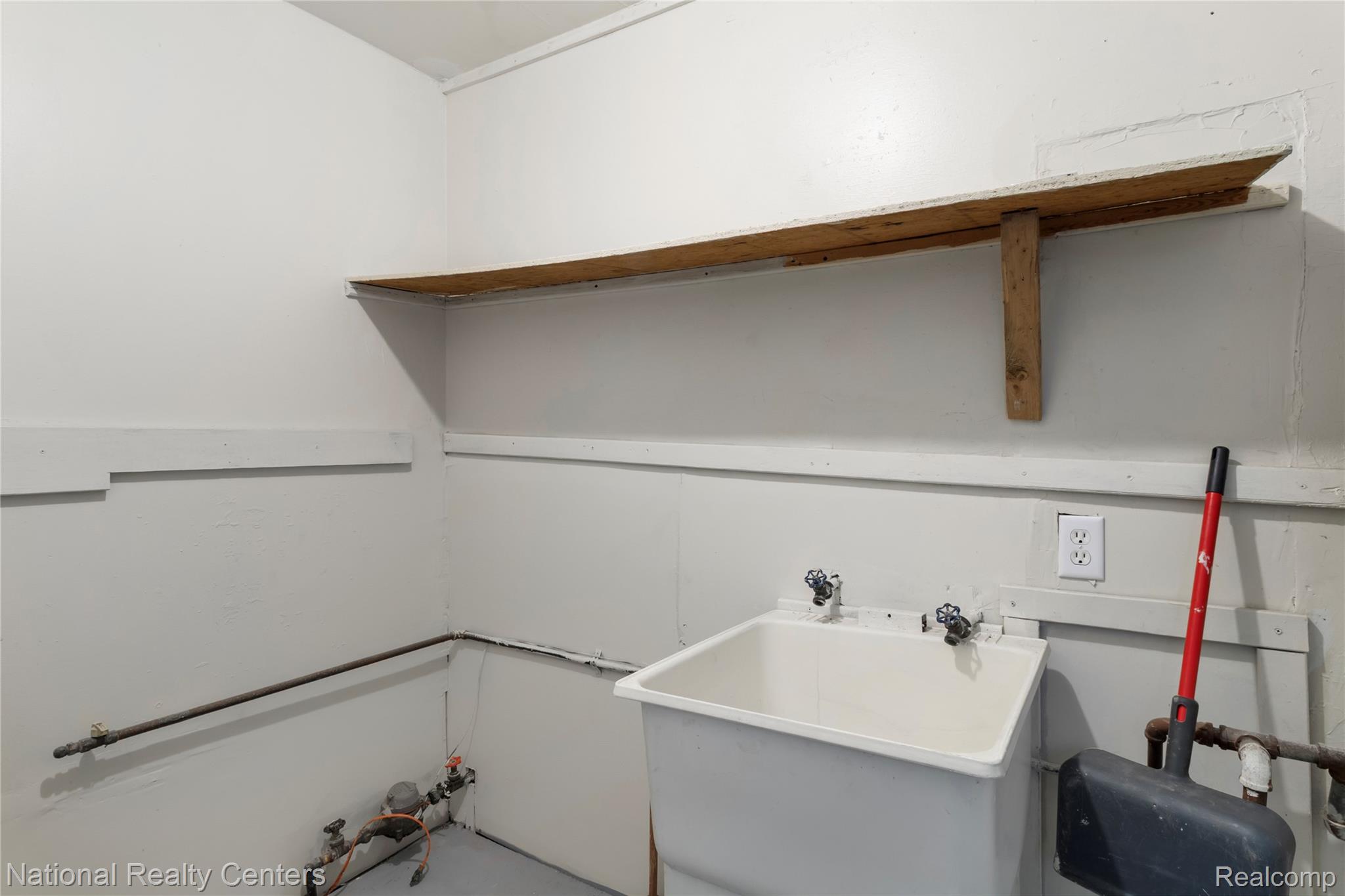 13525 Evergreen Road Detroit, MI 48223 - Photo 19 of 25 Laundry room with a sink
