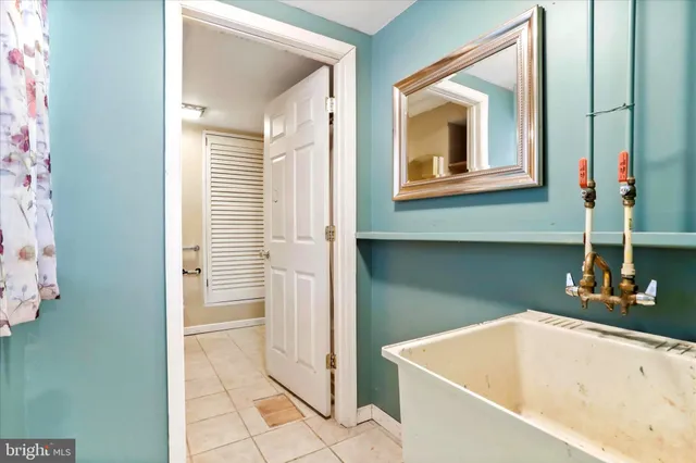 a view of a house with backyard and trees