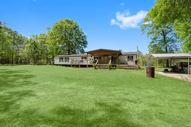 a view of a house with a yard