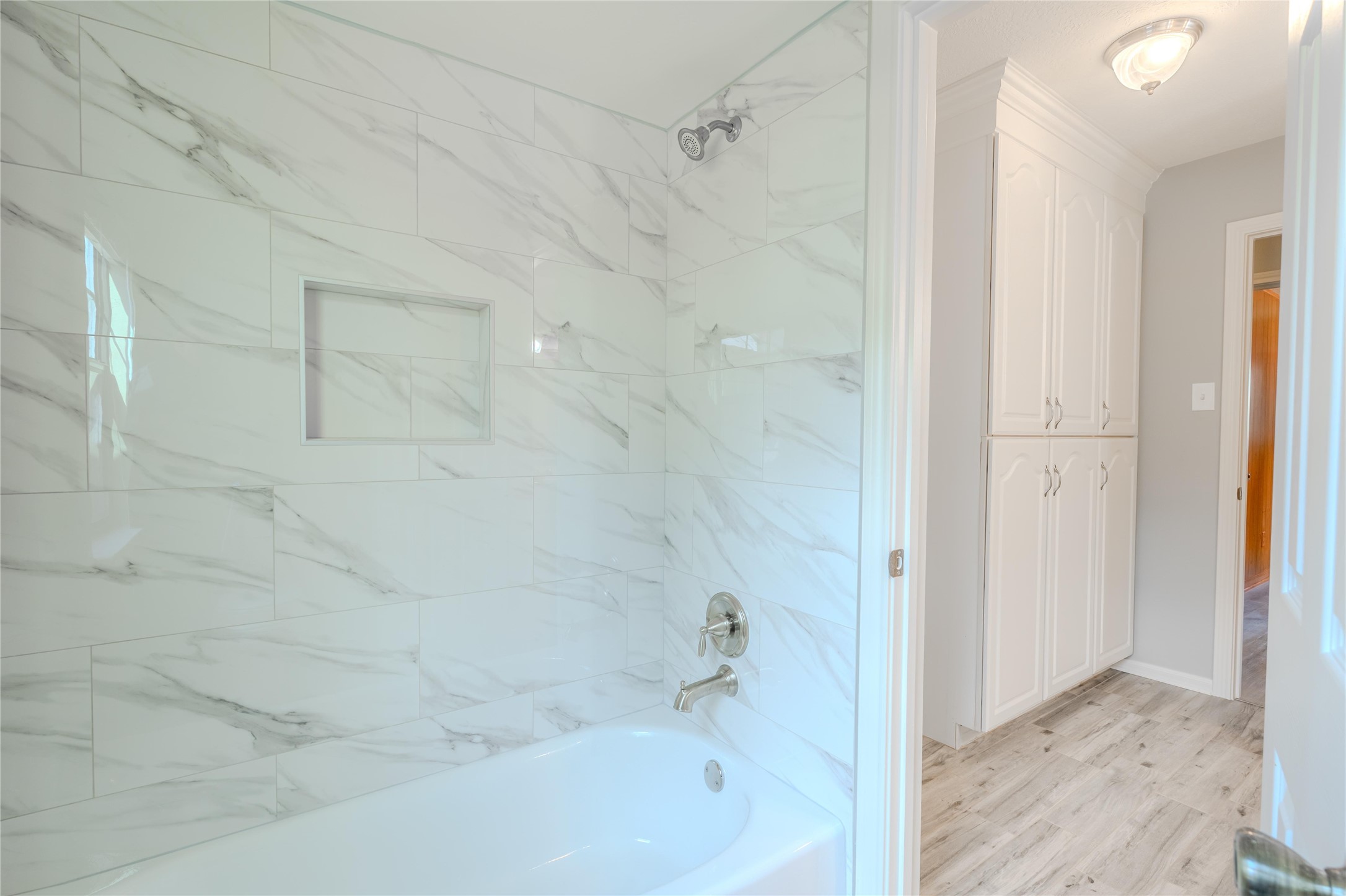 5938 Theall Road Houston, TX 77066 - Photo 25 of 35 a bathroom with a bathtub
