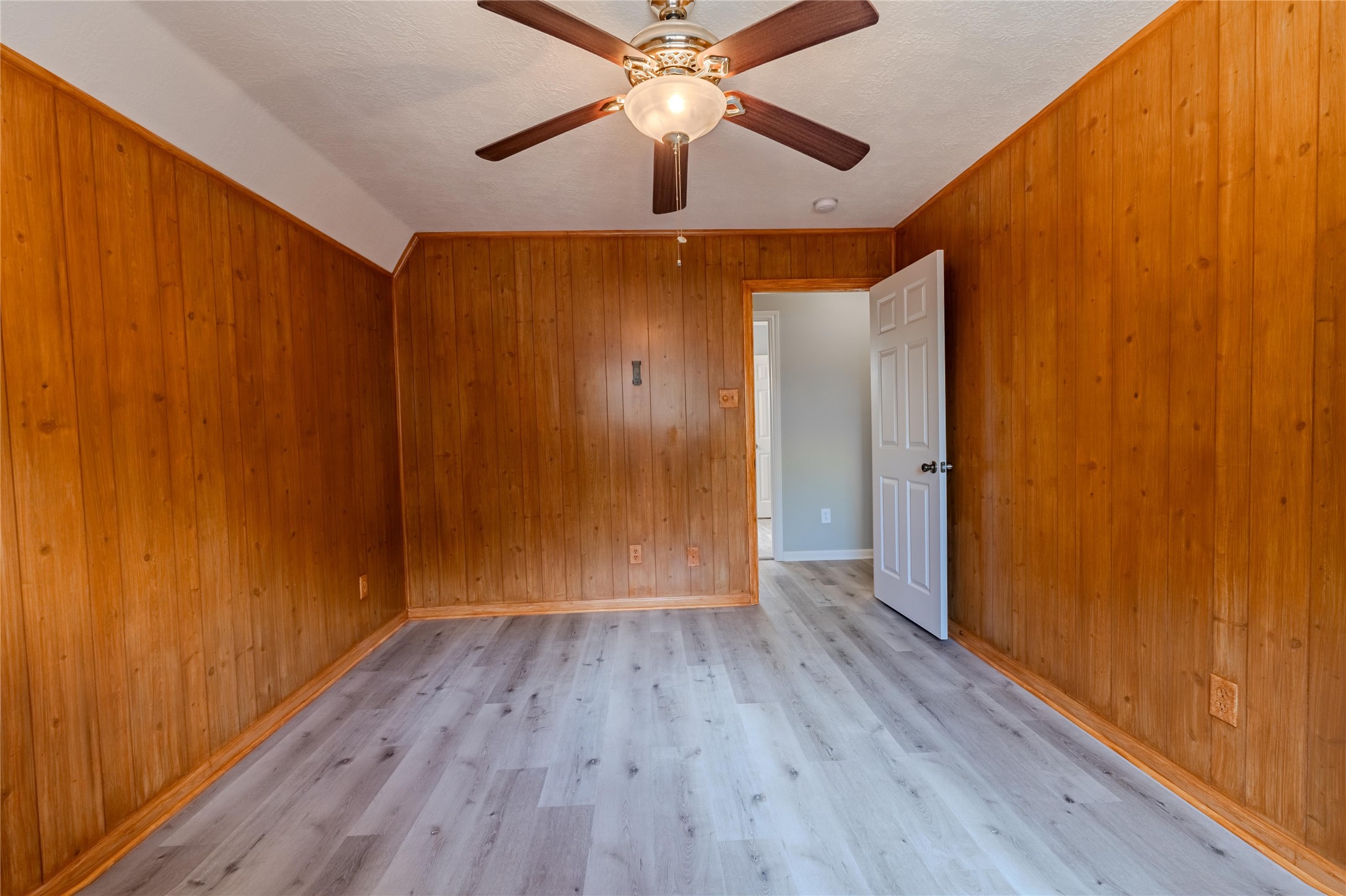 5938 Theall Road Houston, TX 77066 - Photo 31 of 35 a view of hallway with wooden floor