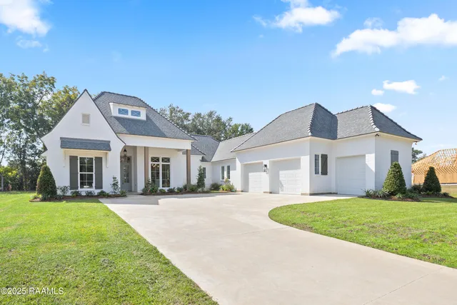 $899,900 | 111 Leaning Oak Drive, Lafayette, LA 70508