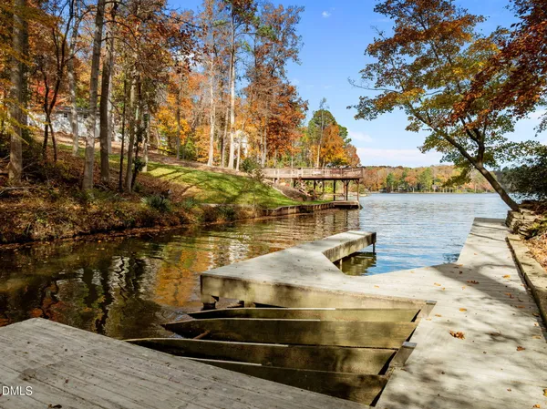 a picture of a lake
