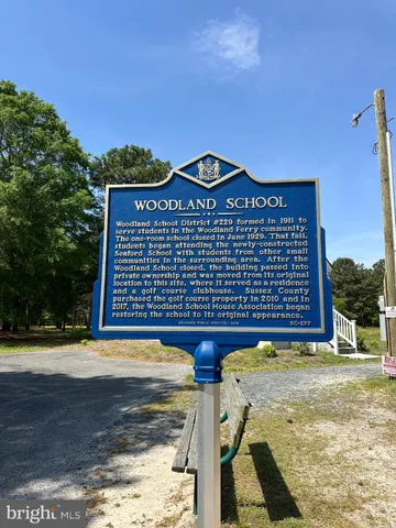 a view of a entrance gate of the house