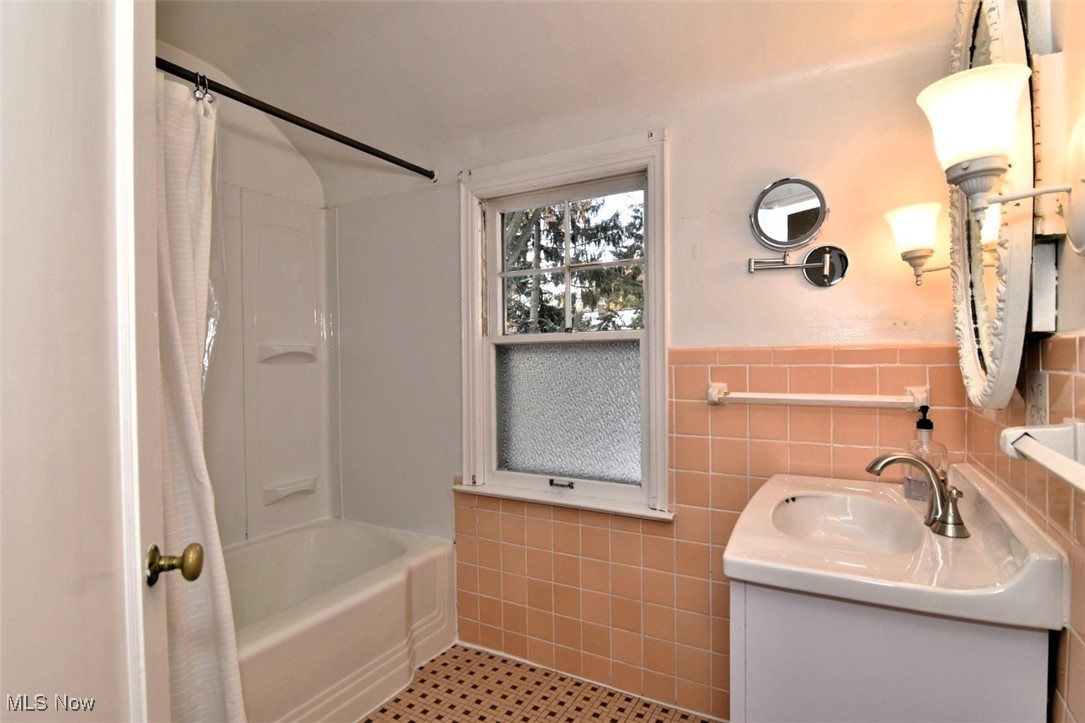 1379 Cranover Road Cleveland, OH 44124 - Photo 12 of 20 Full bathroom with shower and tub