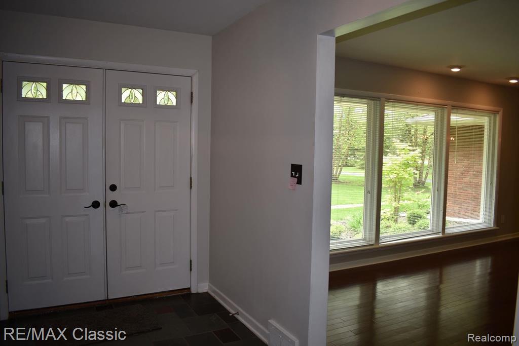 31974 Lahser Road Beverly Hills, MI 48025 - Photo 4 of 40