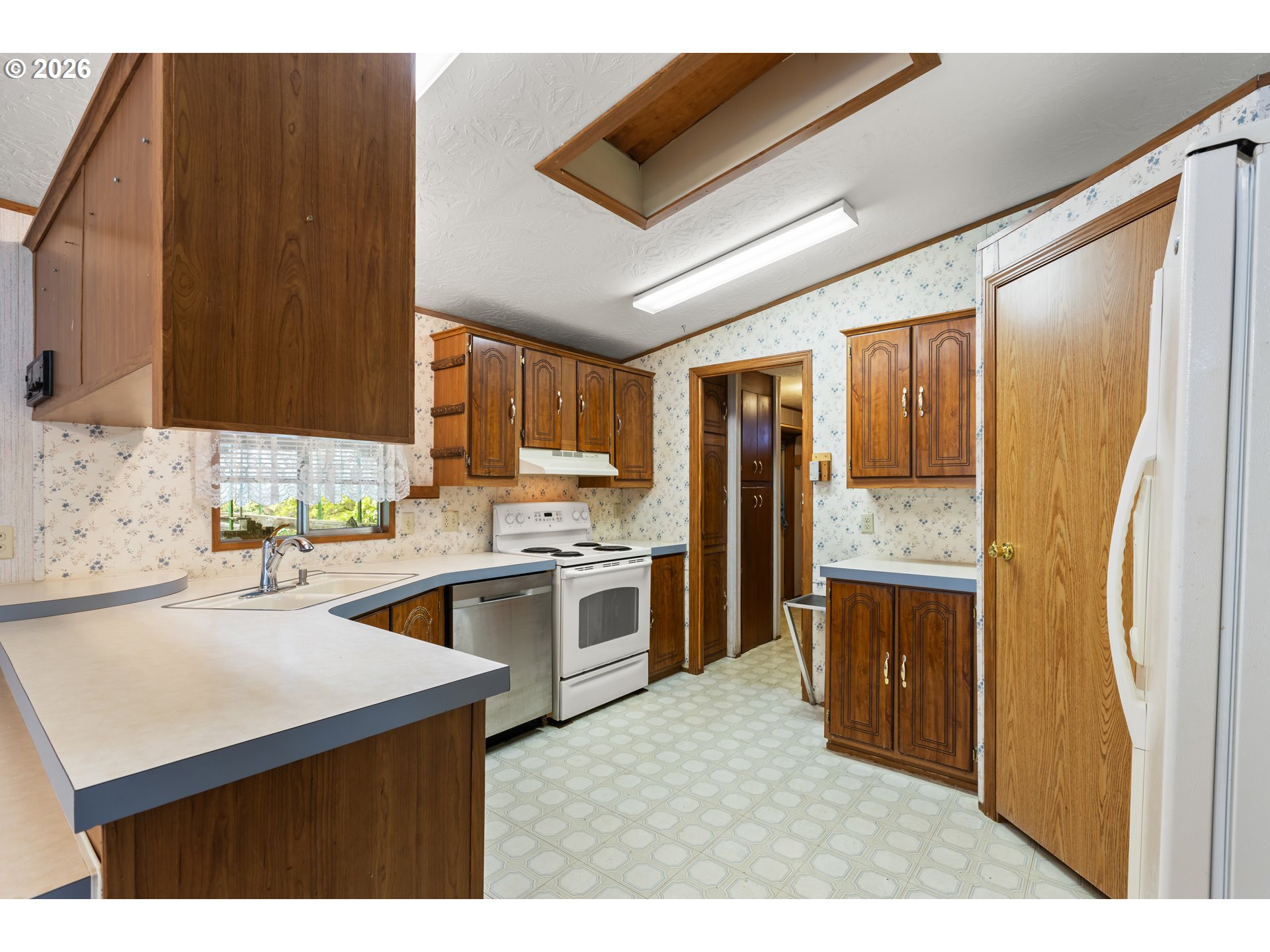 212 East Dyke Road Dillard, OR 97496 - Photo 12 of 48