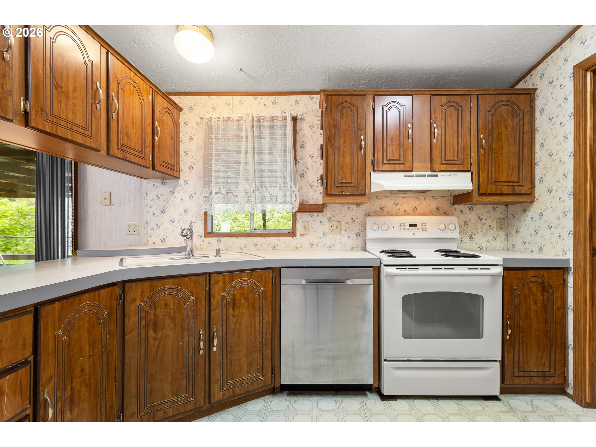 212 East Dyke Road Dillard, OR 97496 - Photo 13 of 48
