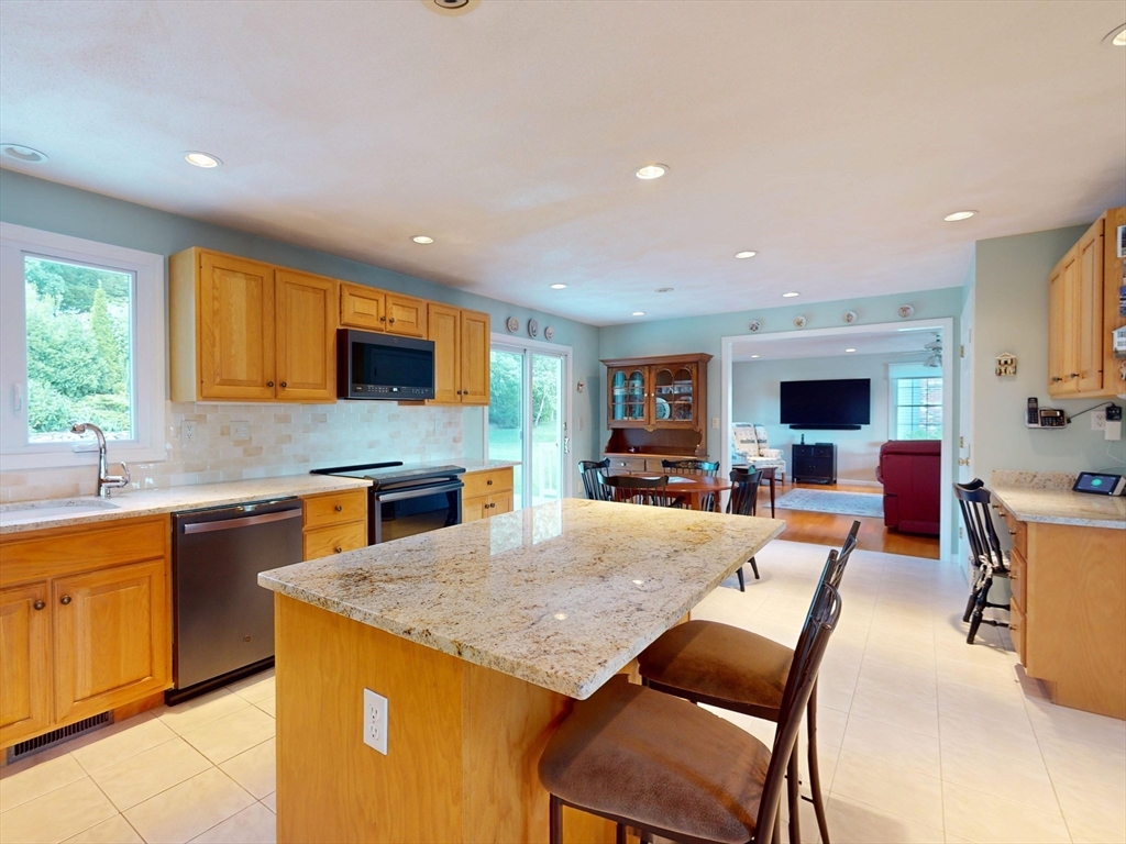 44 Raffaele Drive Waltham, MA 02452 - Photo 5 of 41 Gallery Image 5