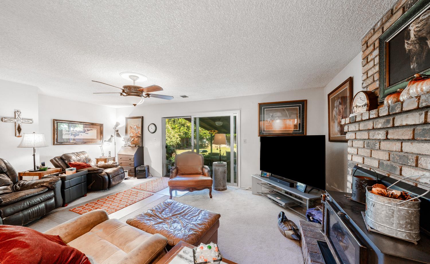 20058 Cardoza Road Los Banos, CA 93635 - Photo 11 of 30 a living room with furniture and a flat screen tv
