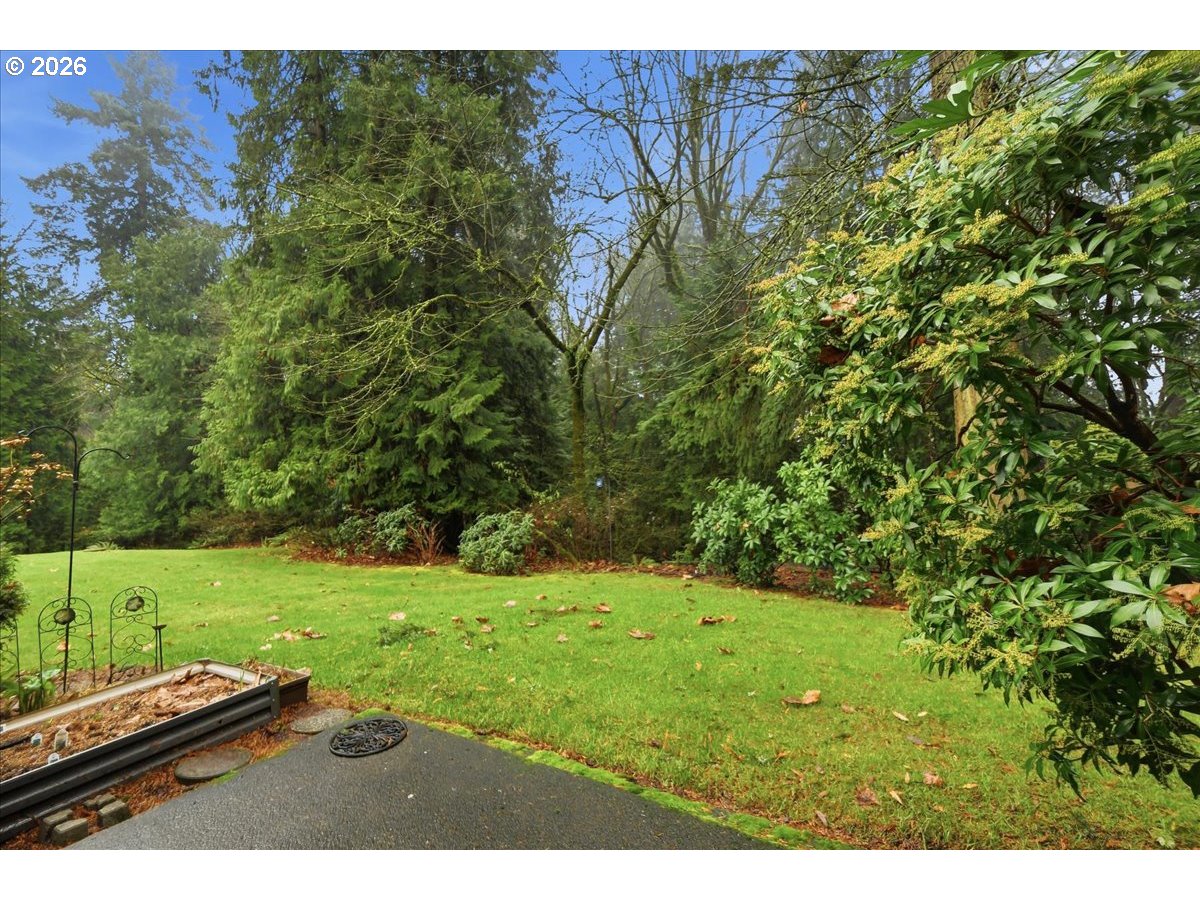13102 Northwest 8th Way, Unit C Vancouver, WA 98685 - Photo 25 of 41 a backyard of a house with lots of green space