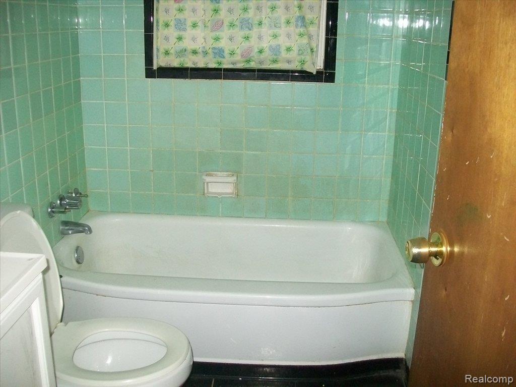 18659 Runyon Street Detroit, MI 48234 - Photo 3 of 6 bath 2 pic