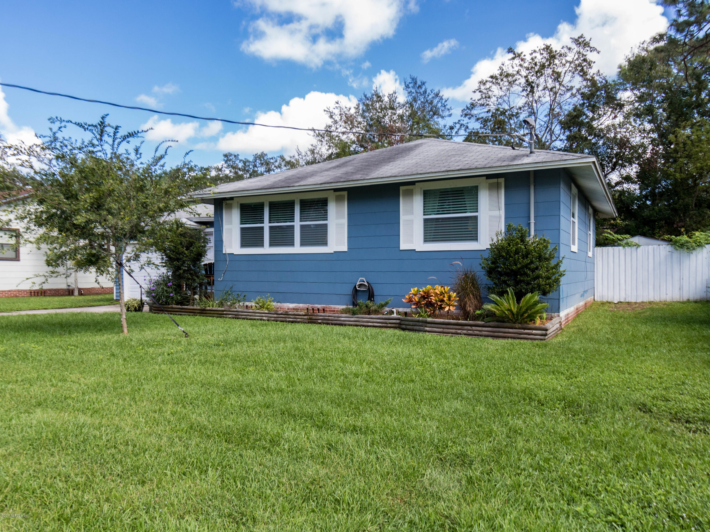 2737 Merwyn Road Jacksonville, FL 32207 - Photo 5 of 29 Pretty Landscaping