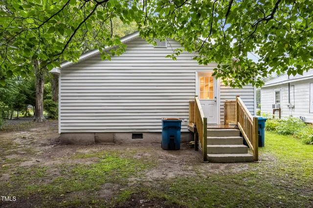 a view of a house with backyard