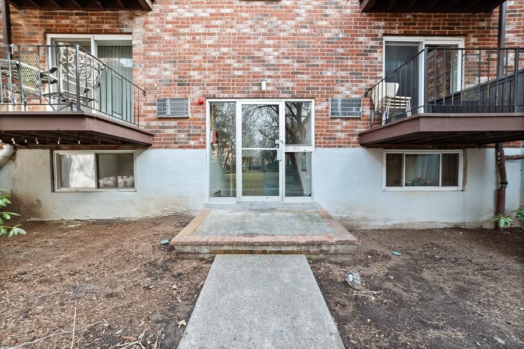 26 Westgate Road, Unit 264 Chestnut Hill, MA 02467 - Photo 26 of 30 a front view of a house with a yard