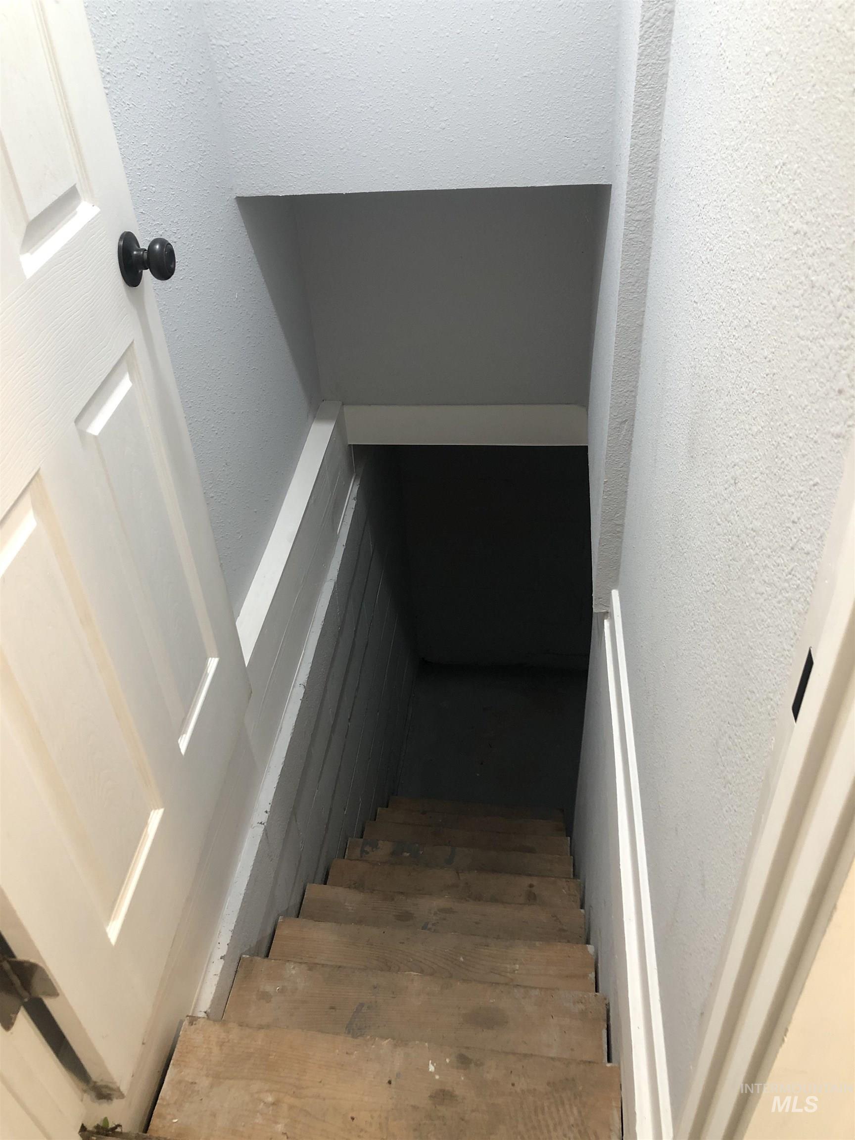 717 10th Street Clarkston, WA 99403 - Photo 16 of 23 View of staircase