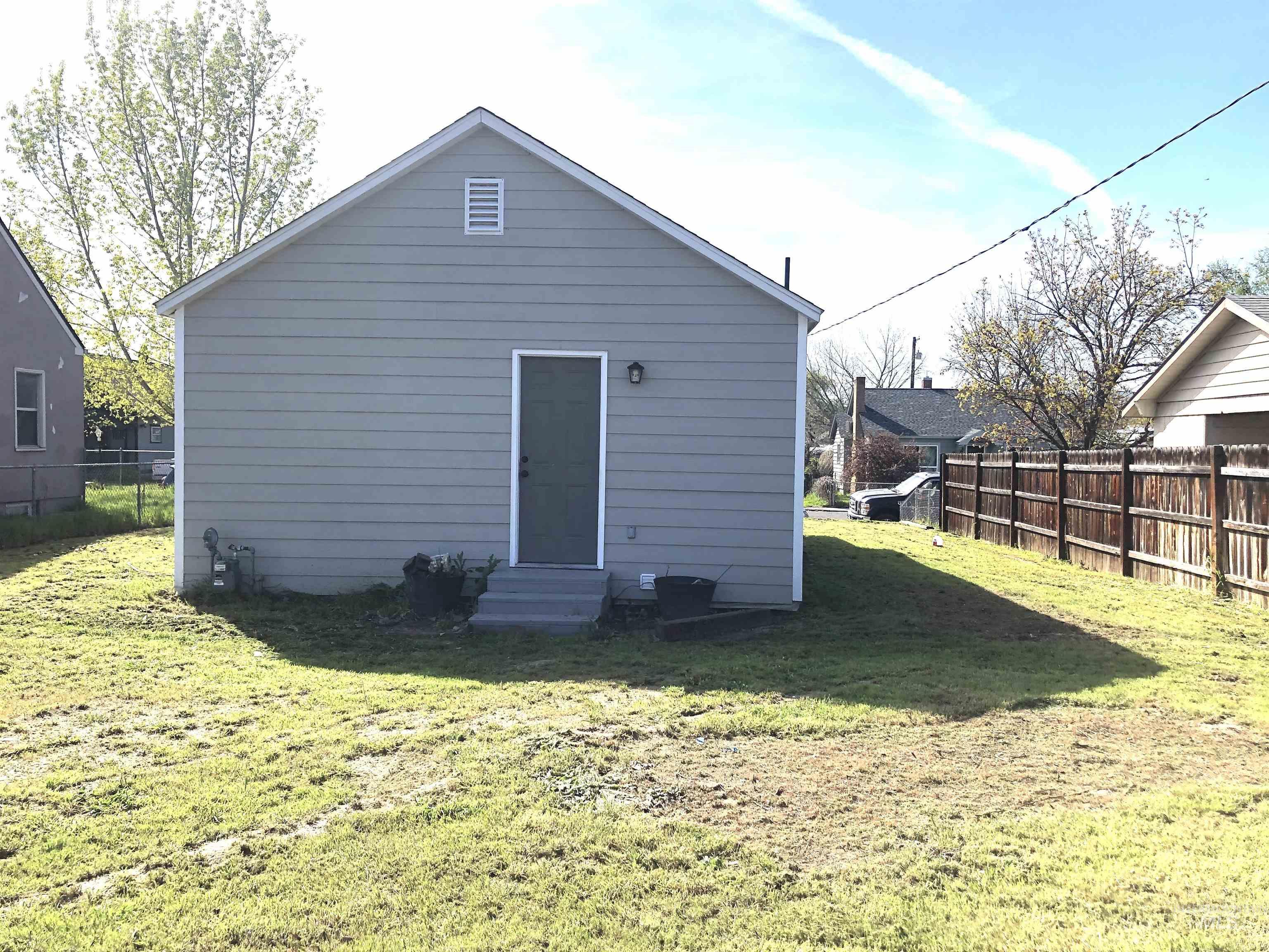 717 10th Street Clarkston, WA 99403 - Photo 21 of 23 Back of property with entry steps