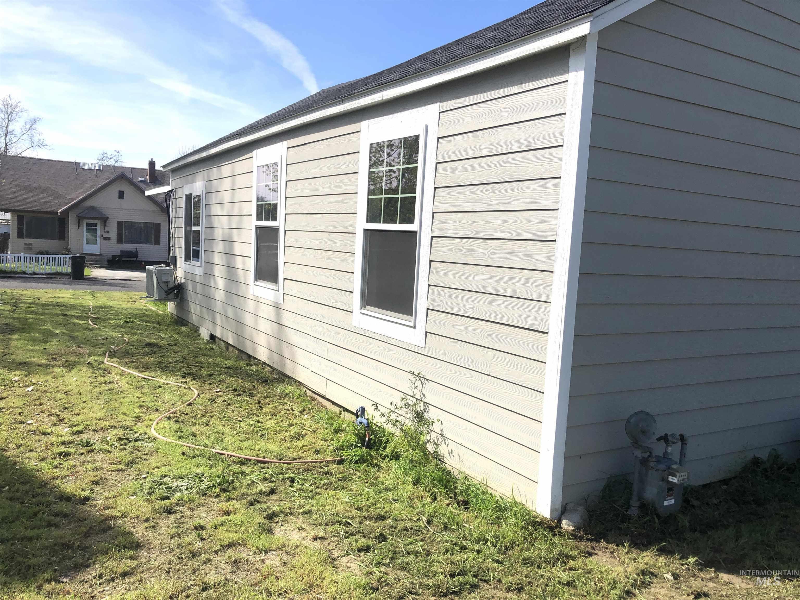 717 10th Street Clarkston, WA 99403 - Photo 22 of 23 View of side of property featuring a yard and a central air condition unit