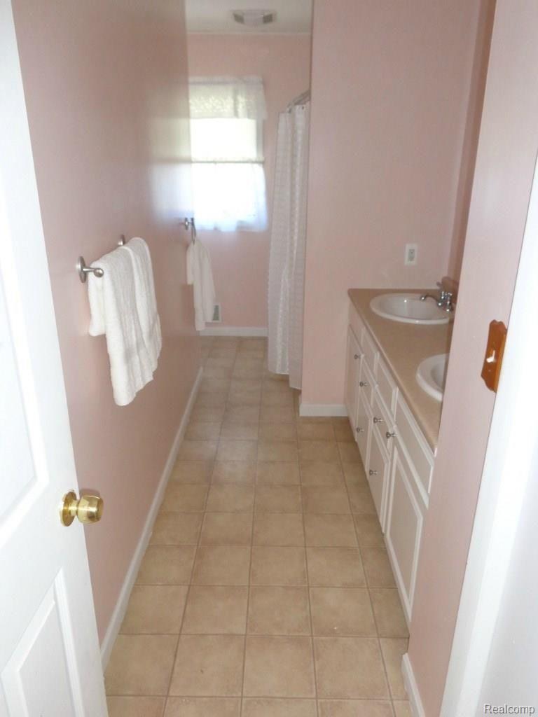 18660 Sumpter Road Belleville, MI 48111 - Photo 25 of 36 2nd Floor Bath