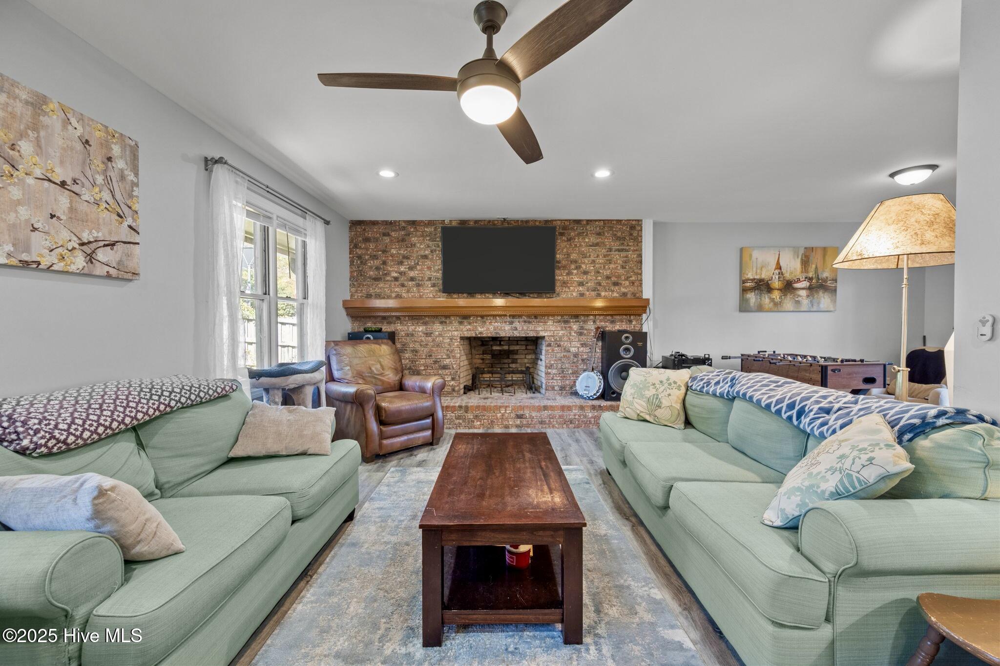 802 Sound View Drive Hampstead, NC 28443 - Photo 15 of 66 Main unit living room