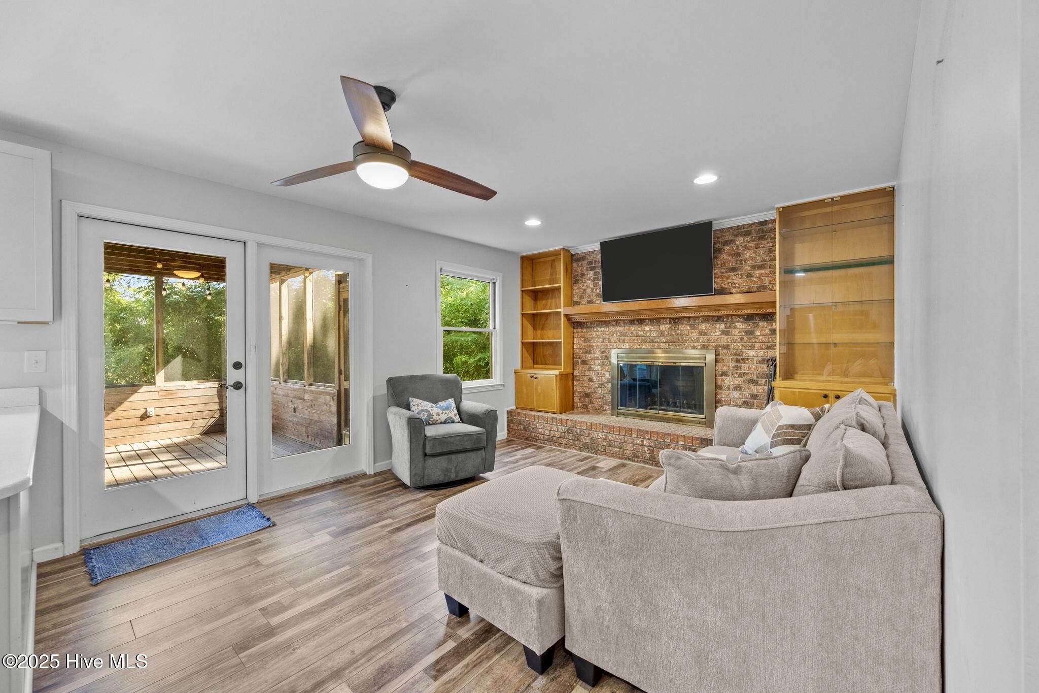 802 Sound View Drive Hampstead, NC 28443 - Photo 44 of 66 Living room (unit 2/handicap accessible)